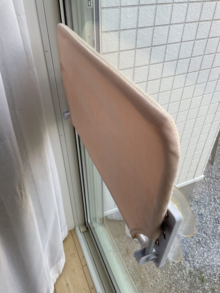 折りたたみ式 猫窓ハンモックの設置・取り付けの様子